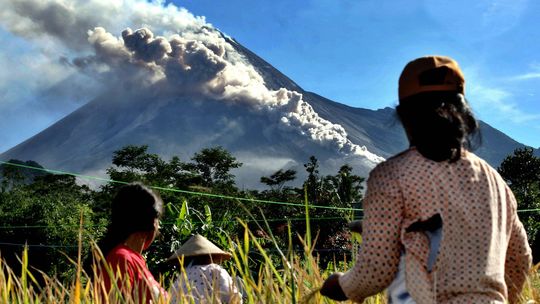 Java, Indonesien: Der Vulkan Merapi spuckt Asche und heiße Gase aus Fotoquelle: zeit.de