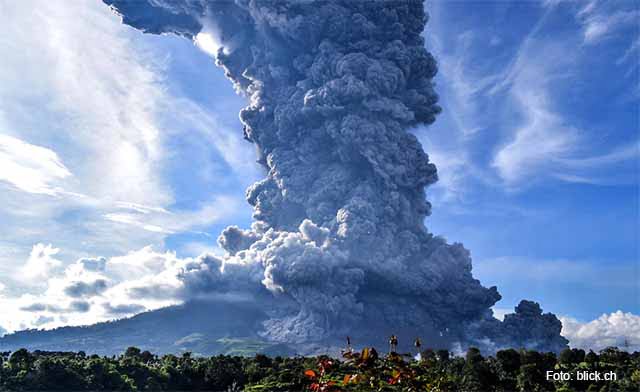 19 Kilometer hohe Aschewolke nach erneutem Ausbruch des Sinabung / Foto: blick.ch