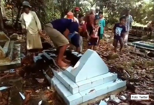 Mann auf Sulawesi gezwungen seine toten Verwandten auszugraben / Foto: Twitter