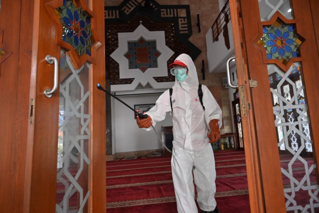 Mitglieder des indonesischen Roten Kreuzes sprühen Desinfektionsmittel in einer Moschee in Jakarta am 15. März 2020 angesichts der Besorgnis über die Verbreitung des durch das neuartige Coronavirus verursachten COVID-19. Foto: AFP / Adek Berry Screenshot: asiatimes.com