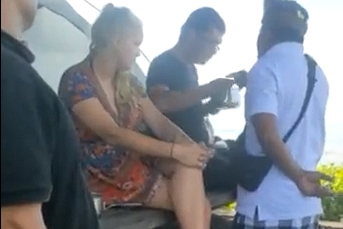 Screenshot des Vorfalls der beiden polnischen Touristen die illegal auf Bali während des Nyepi-Fest zelteten.