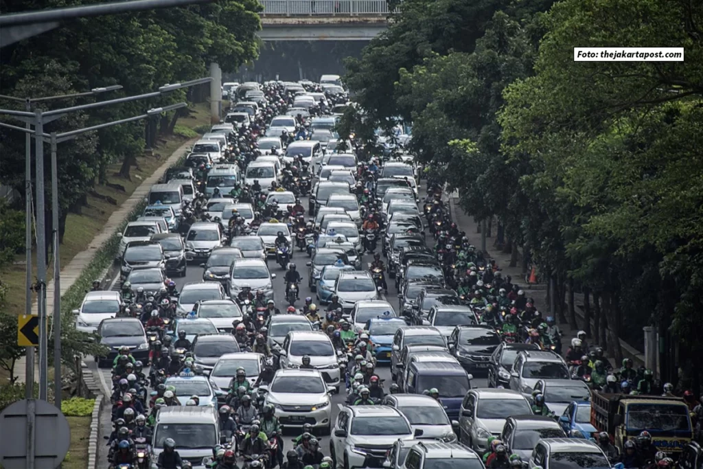 Verkehrschaos in Indonesien: Eine Stadt erstickt im Stau - Eine Flut von weißen, silbernen und schwarzen Privatfahrzeugen blockiert die Straßen